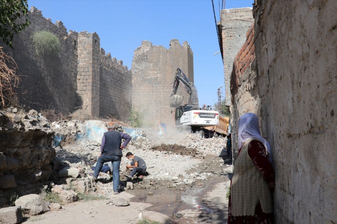 Diyarbakır surları, kaçak yapılardan arındırılıyor 3