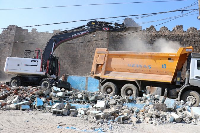 Diyarbakır surları, kaçak yapılardan arındırılıyor 4