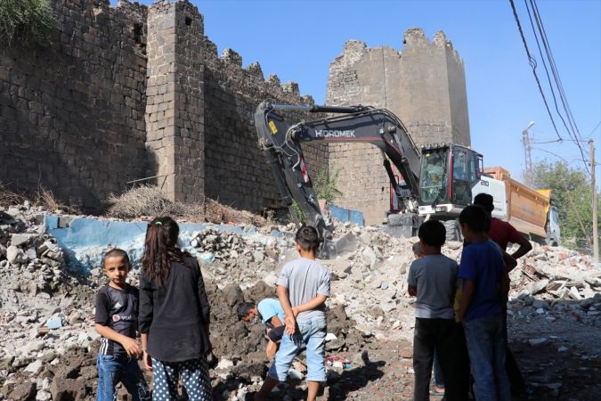 Diyarbakır surları, kaçak yapılardan arındırılıyor 6