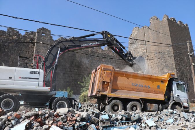 Diyarbakır surları, kaçak yapılardan arındırılıyor 7