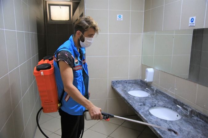 Gölbaşı Belediyesi ekipleri okulların temizliği için kolları sıvadı… 4