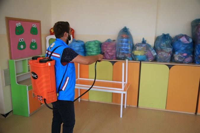 Gölbaşı Belediyesi ekipleri okulların temizliği için kolları sıvadı… 5