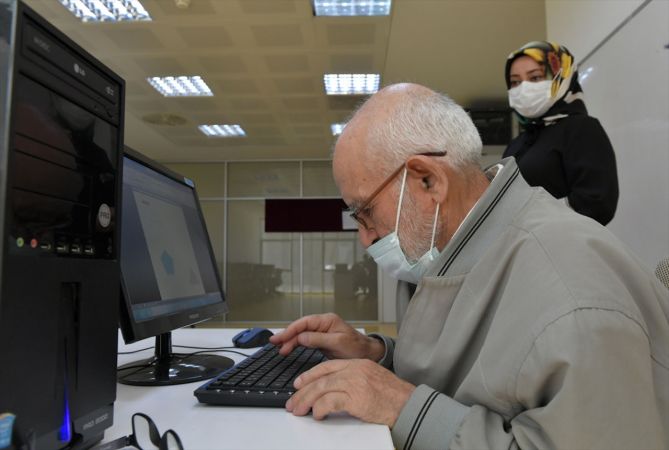 86 yaşındaki kursiyer bilgisayar kullanmayı öğrendi 3