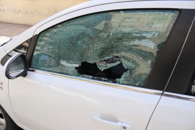 Park halindeki 21 otomobilin camını kırdığı iddia edilen kadın yakalandı 5