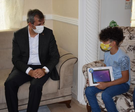 Kırıkkale'de ihtiyaç sahibi öğrencilere tablet dağıtılıyor 4