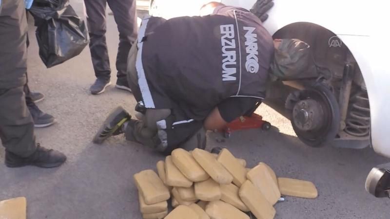 Erzurum'da aracında 61 kilo 750 gram eroin bulunan emekli polis adliyeye sevk edildi 1