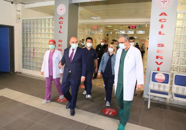 Başkan Altınok, şiddet olayının ardından sağlık çalışanlarını ziyaret etti 3