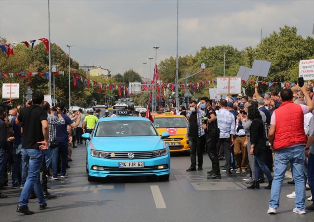 İBB önünde sıcak dakikalar! Taksiciler ve servisçiler protesto etti 9