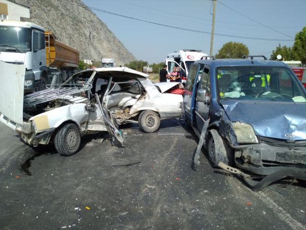 Manisa'da korkunç kaza: 1 ölü, 3 yaralı 1