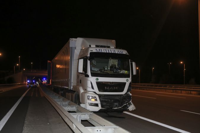 Ankara'da feci kaza: Tır otomobile arkadan çarptı: 2 ölü 3