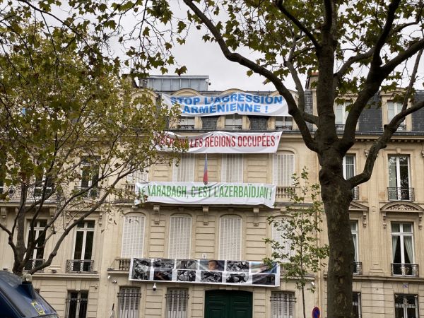 Paris’te terör örgütü PKK yandaşları ve Ermeniler birlikte gösteri düzenledi 3