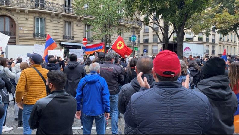 Paris’te terör örgütü PKK yandaşları ve Ermeniler birlikte gösteri düzenledi 1