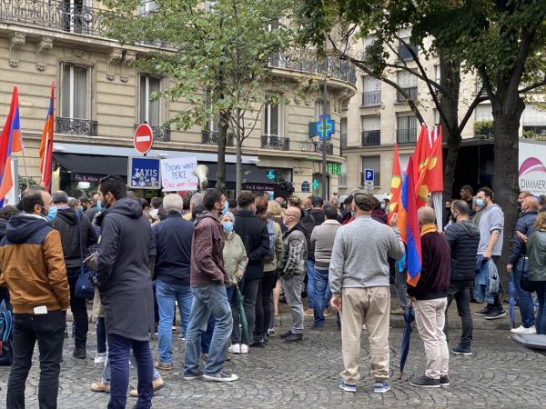 Paris’te terör örgütü PKK yandaşları ve Ermeniler birlikte gösteri düzenledi 4