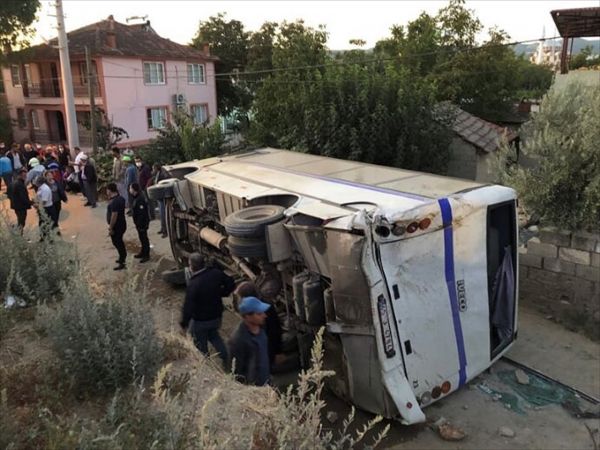 Manisa'da korkunç kaza! İşçileri taşıyan minibüsle kamyon çarpıştı: 26 yaralı 1