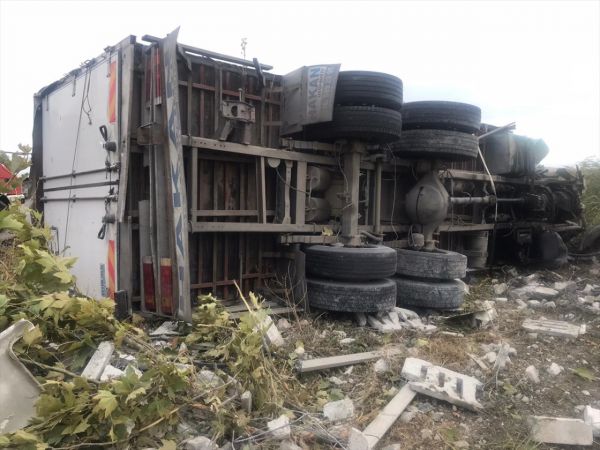 Bursa'da devrilen tıbbi malzeme yüklü kamyonun sürücüsü öldü 2