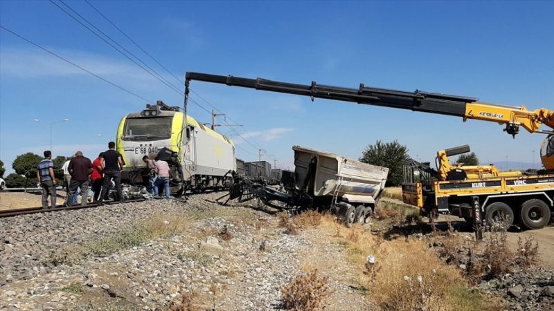 Hemzemin geçitte trenin çarptığı kamyonun sürücüsü öldü 4