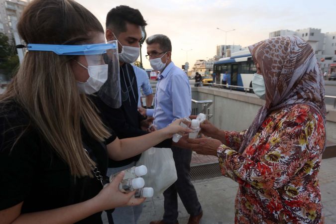 Ankara Yenimahalle Belediyesi’nden metro istasyonlarında maske ve dezenfektan dağıtımı 3