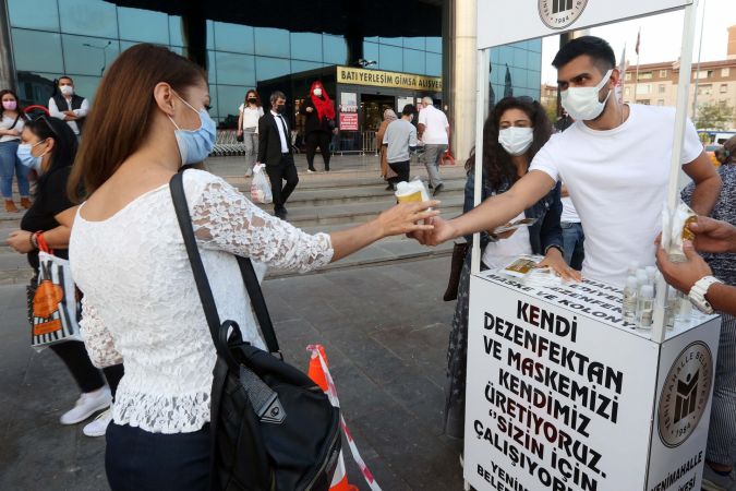 Ankara Yenimahalle Belediyesi’nden metro istasyonlarında maske ve dezenfektan dağıtımı 1