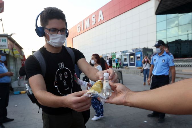 Ankara Yenimahalle Belediyesi’nden metro istasyonlarında maske ve dezenfektan dağıtımı 4