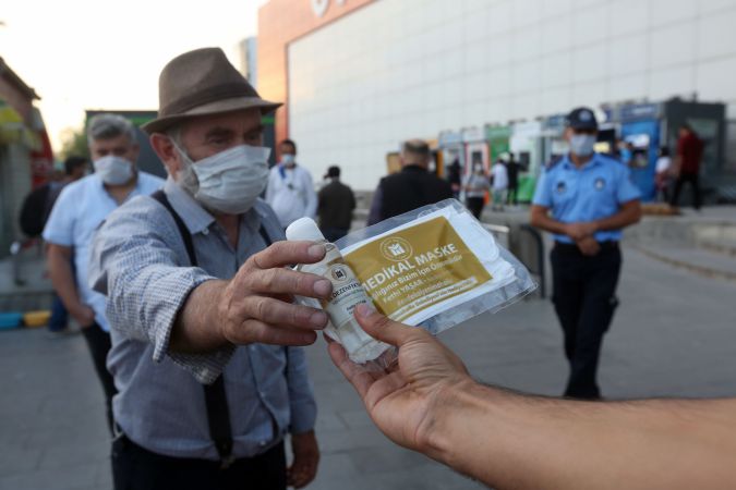 Ankara Yenimahalle Belediyesi’nden metro istasyonlarında maske ve dezenfektan dağıtımı 5