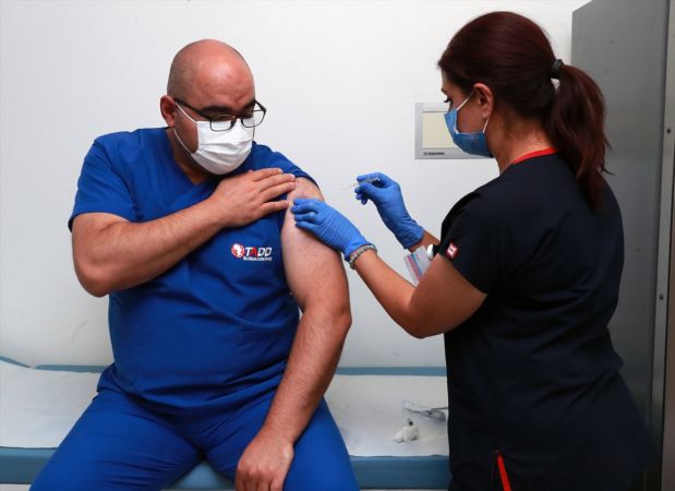Son Dakika: Kovid-19 aşı denemeleri Ankara Şehir Hastanesinde başlandı 9