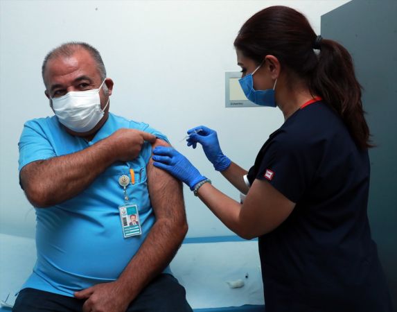 Son Dakika: Kovid-19 aşı denemeleri Ankara Şehir Hastanesinde başlandı 12