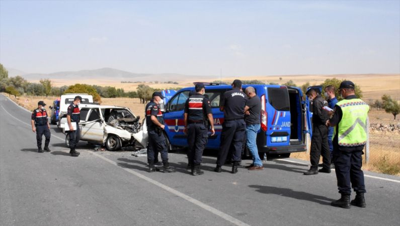 Aksaray'da jandarma aracıyla otomobil çarpıştı: 5 yaralı 3
