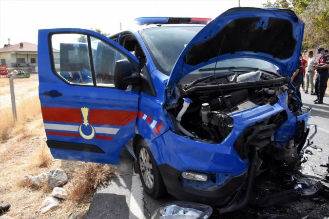 Aksaray'da jandarma aracıyla otomobil çarpıştı: 5 yaralı 4