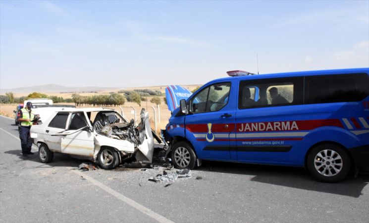 Aksaray'da jandarma aracıyla otomobil çarpıştı: 5 yaralı 5