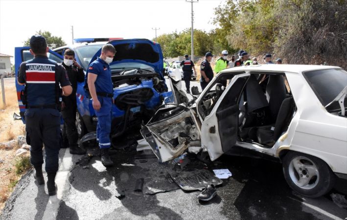 Aksaray'da jandarma aracıyla otomobil çarpıştı: 5 yaralı 1