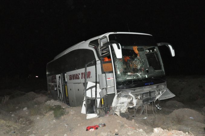 Yolcu otobüsü devrildi: 10 yaralı 1