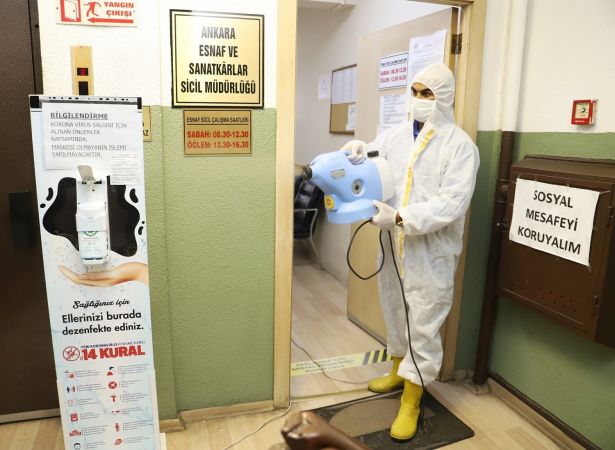 Ankara Esnaf ve Sanatkarlar Odaları Birliği'nde günde iki kez dezenfektan işlemi gerçekleştiriliyor 3