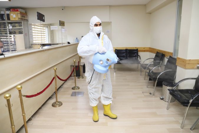 Ankara Esnaf ve Sanatkarlar Odaları Birliği'nde günde iki kez dezenfektan işlemi gerçekleştiriliyor 4
