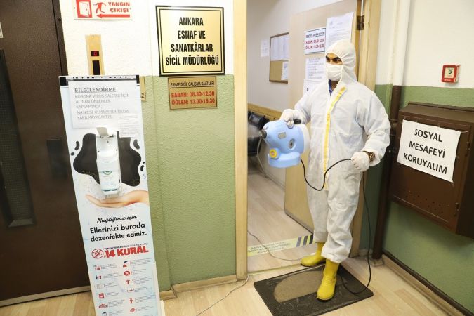 Ankara Esnaf ve Sanatkarlar Odaları Birliği'nde günde iki kez dezenfektan işlemi gerçekleştiriliyor 6