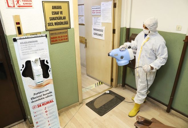 Ankara Esnaf ve Sanatkarlar Odaları Birliği'nde günde iki kez dezenfektan işlemi gerçekleştiriliyor 7