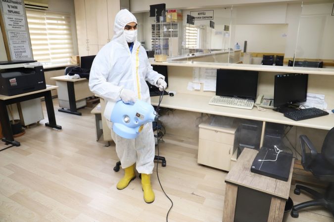 Ankara Esnaf ve Sanatkarlar Odaları Birliği'nde günde iki kez dezenfektan işlemi gerçekleştiriliyor 8