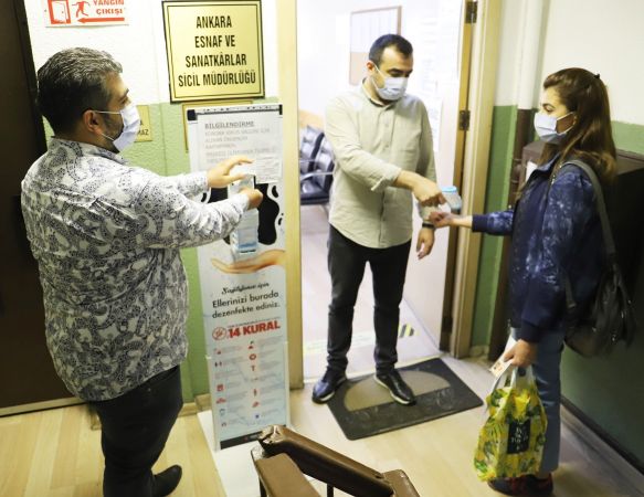 Ankara Esnaf ve Sanatkarlar Odaları Birliği'nde günde iki kez dezenfektan işlemi gerçekleştiriliyor 9