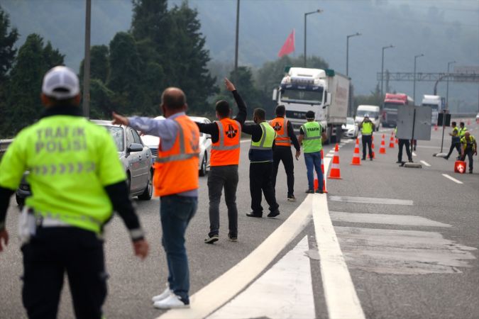 Anadolu Otoyolu Bolu Dağı Tüneli Ankara yönü trafiğe kapatıldı 6