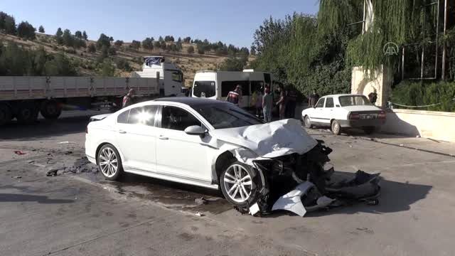 İşçi servisi ile otomobil çarpıştı: 15 yaralı 1