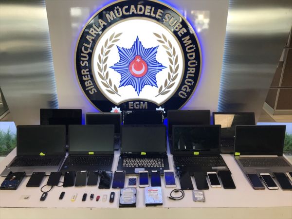 İstanbul merkezli 17 ilde operasyon! Müstehcen görüntü ve mesaj paylaşan 13 kişi tutuklandı 4