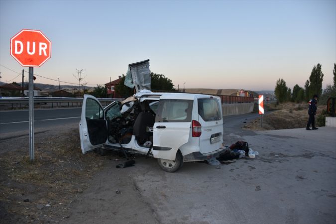 Kırıkkale'de hafif ticari araç devrildi: 1 ölü, 2 yaralı 2