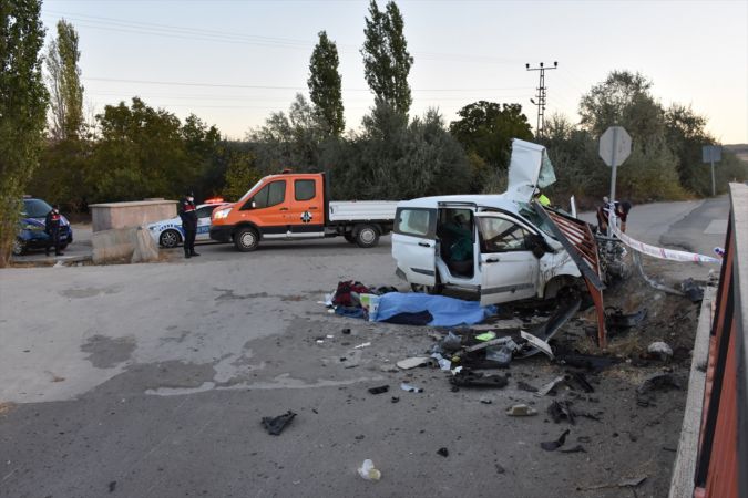 Kırıkkale'de hafif ticari araç devrildi: 1 ölü, 2 yaralı 3