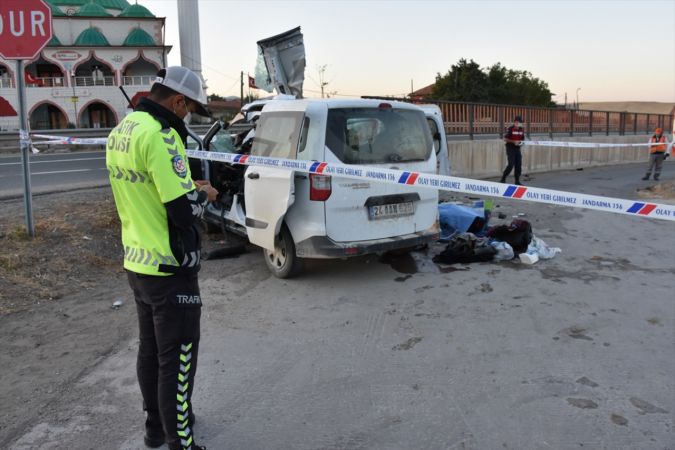 Kırıkkale'de hafif ticari araç devrildi: 1 ölü, 2 yaralı 4