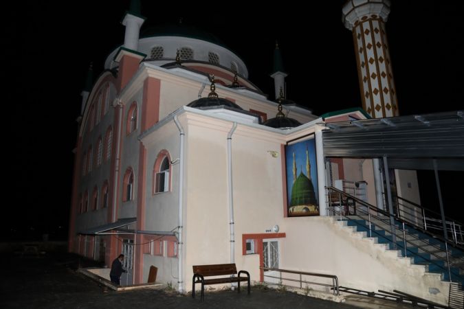 Ankara Çubuk ilçesinde bir camiye yıldırım düştü 1