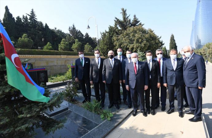TBMM Başkanı Şentop Bakü'de şehitlikleri ziyaret etti 9
