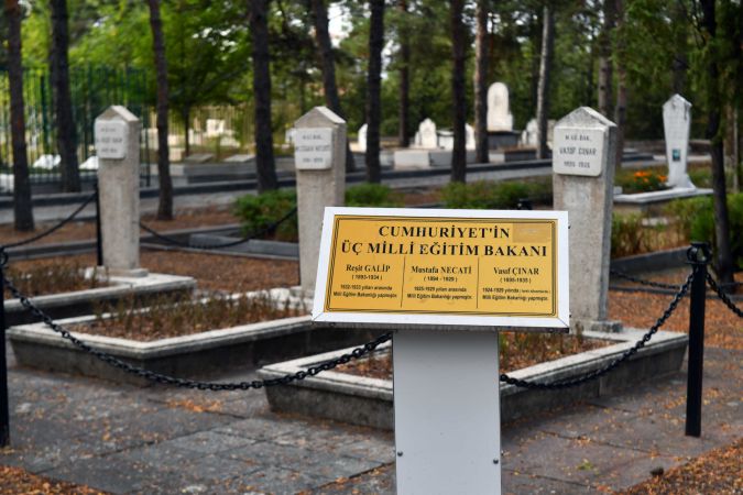 Ankara Büyükşehir Belediyesi'nden devlet büyüklerinin mezarlarına vefa 1