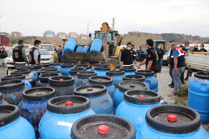 Manisa'da yaklaşık 20 ton kaçak şarap ele geçirildi 13