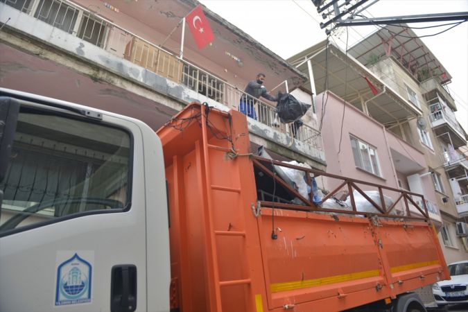 Bursa'da daha önce de temizlenen 3 katlı evden 6 ton çöp çıktı 1