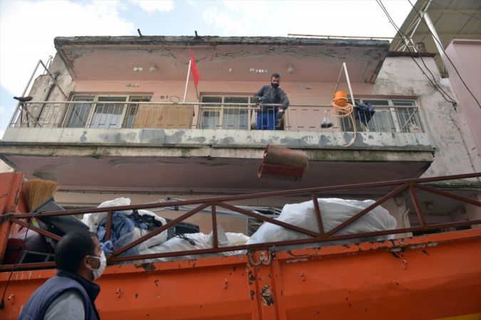 Bursa'da daha önce de temizlenen 3 katlı evden 6 ton çöp çıktı 2