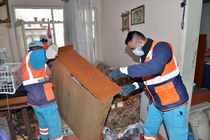 Bursa'da daha önce de temizlenen 3 katlı evden 6 ton çöp çıktı 5